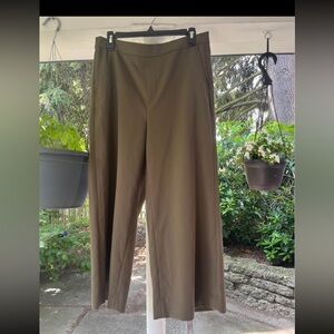 Banana Republic
Green trousers
Size 10
